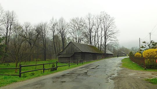 Główna szosa we wsi Ponikiew. Główna szosa we wsi Ponikiew.