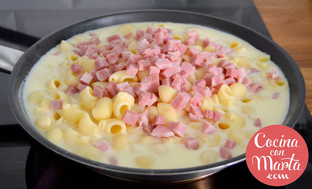 macarrones con queso y bacon, receta casera de pasta, Cocina con Marta. Fácil, rápido, sencillo. Comida para niños.