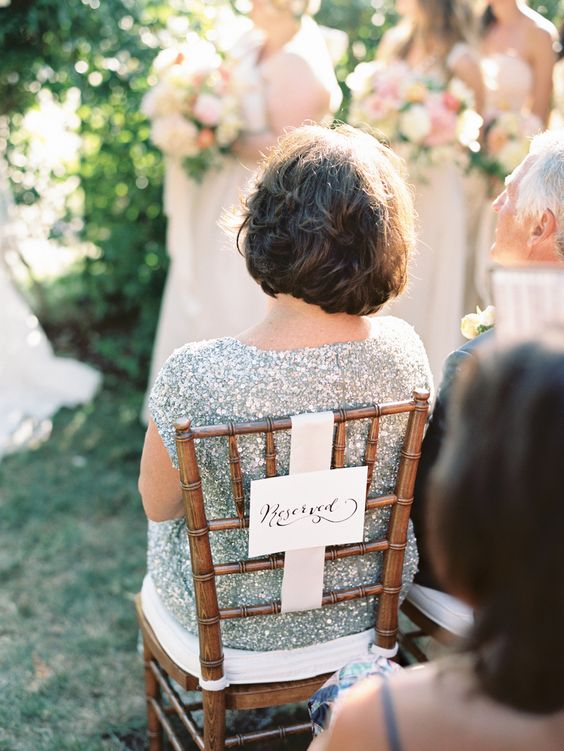Silla decorada con cartel Silla reservada con cartel identificador para una ceremonia de boda, ideal para marcar los asientos de los familiares.