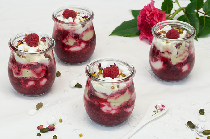 Eton Mess mit Himbeerkompott und Pistaziencreme Eton Mess mit Himbeerkompott und Pistaziencreme