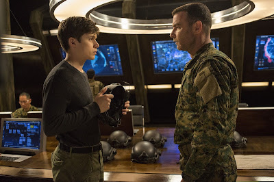 Nick Robinson and Liev Schreiber in The 5th Wave