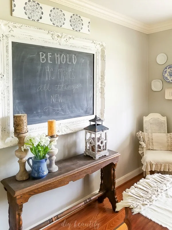 dining room with stenciled transferware sign