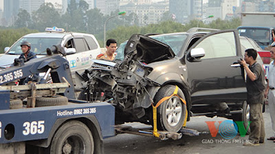 Lực lượng cứu hộ và CSGT tiến hành di dời chiếc xe tai nạn ,thế giới lốp, lop xe, lốp xe ô tô, giá lốp, gia lop, 