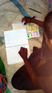 Le fils cadet d'Aryan, Kallu*, qui à 14 ans n'est allé à l'école que 3 ans, pratique son alphabet.