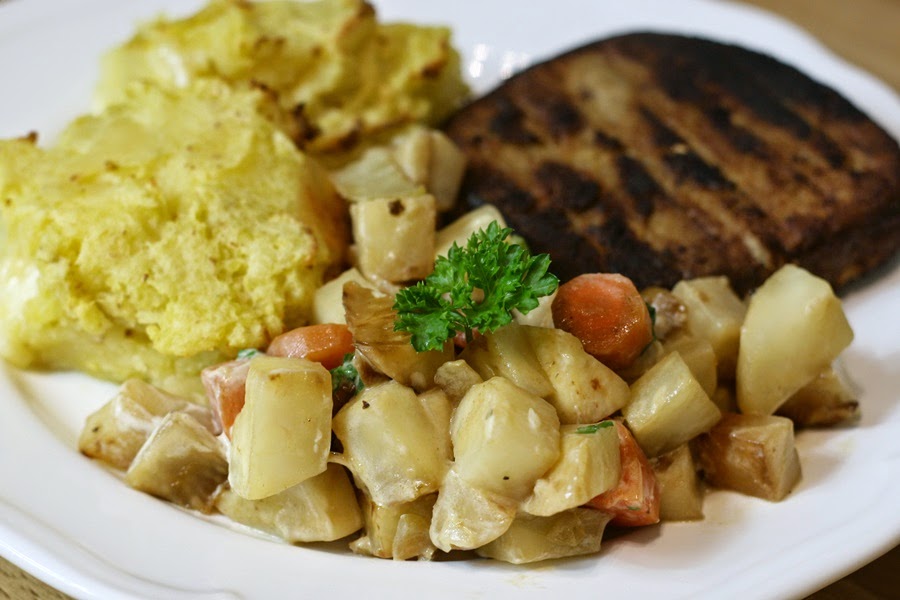 Sekundentakt: Kartoffelbrei mit Käse, dazu Selleriegemüse und Steak