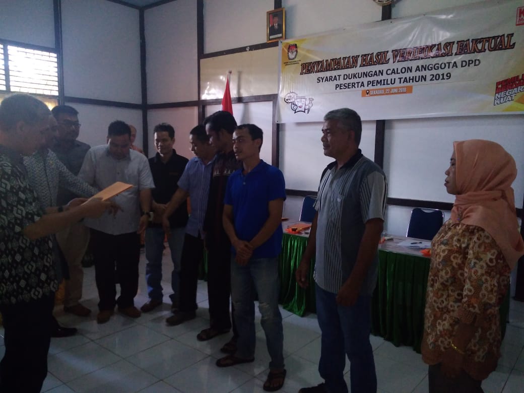 3 orang LO Calon Anggota DPD RI Terima Hasil faktual dari KPUD Sekadau 3 orang LO Calon Anggota DPD RI Terima Hasil faktual dari KPUD Sekadau