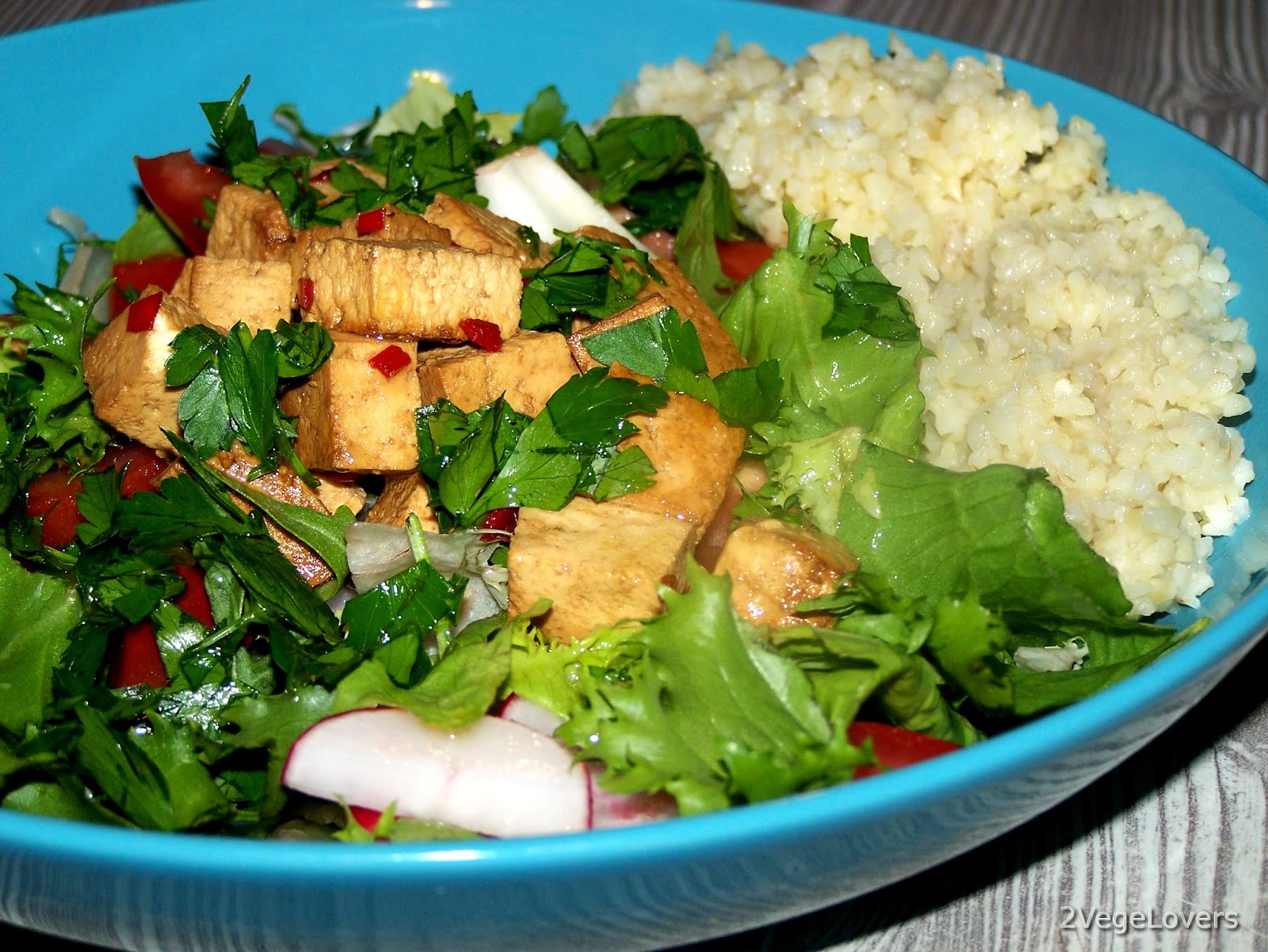 2 VegeLovers OKOŁOTRENIGOWA SAŁATKA Z TOFU I CHILLI
