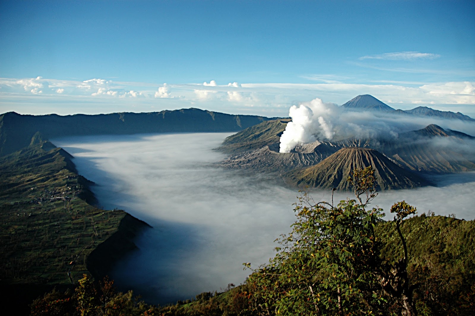 Индонезия. Национальный парк «Бромо-Тенгер-семеру» - Индонезия. Вулкан Бромо, Индонезия, острова Ява. Маунт Бромо. Национальный парк Бромо-Тенгер-семеру.