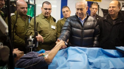  El primer ministro, Benjamin Netanyahu, visitando a rebeldes sirios en el hospital. Foto: Getty.