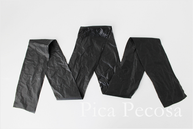 como-hacer-vestido-bruja-diy-halloween-con-bolsas-basura-recicladas-paso-2