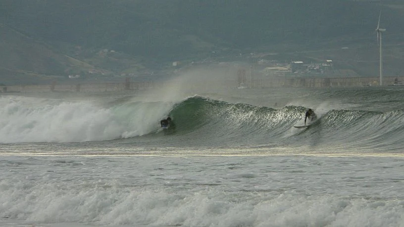 Surf en El Pasillo y el Peñón, playa de Atxabiribil, Sopelana