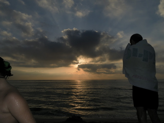 amanecer en la playa, desayuno en la playa, baño en la playa, baño al amanecer, desayuno al amanecer