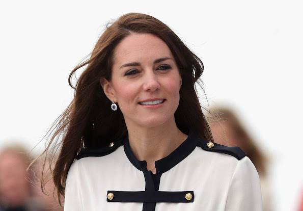 https://4.bp.blogspot.com/-0cx4r2ub-D4/Vz8c7qxoohI/AAAAAAABDuQ/6eEQsQQYSDsZX794O2R-LcCiLfHDbZesQCLcB/s595/Kate-Middleton-1.jpg