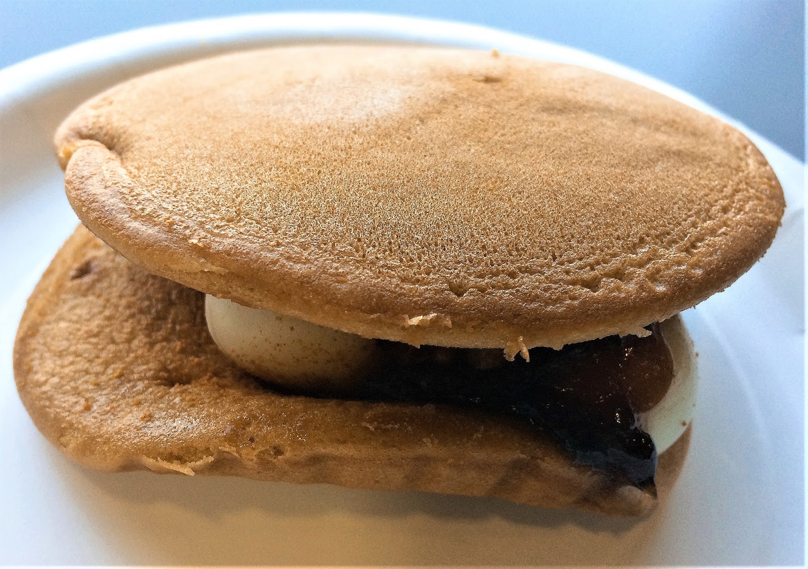 セブンの黒蜜きな粉パンケーキどらをレビュー カロリーは コンビニ研究本部パン調査室 コンビニ サラリーマン総研 最新コンビニグルメがわかるブログ