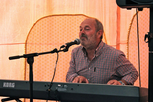  Keith Allen sings to me.