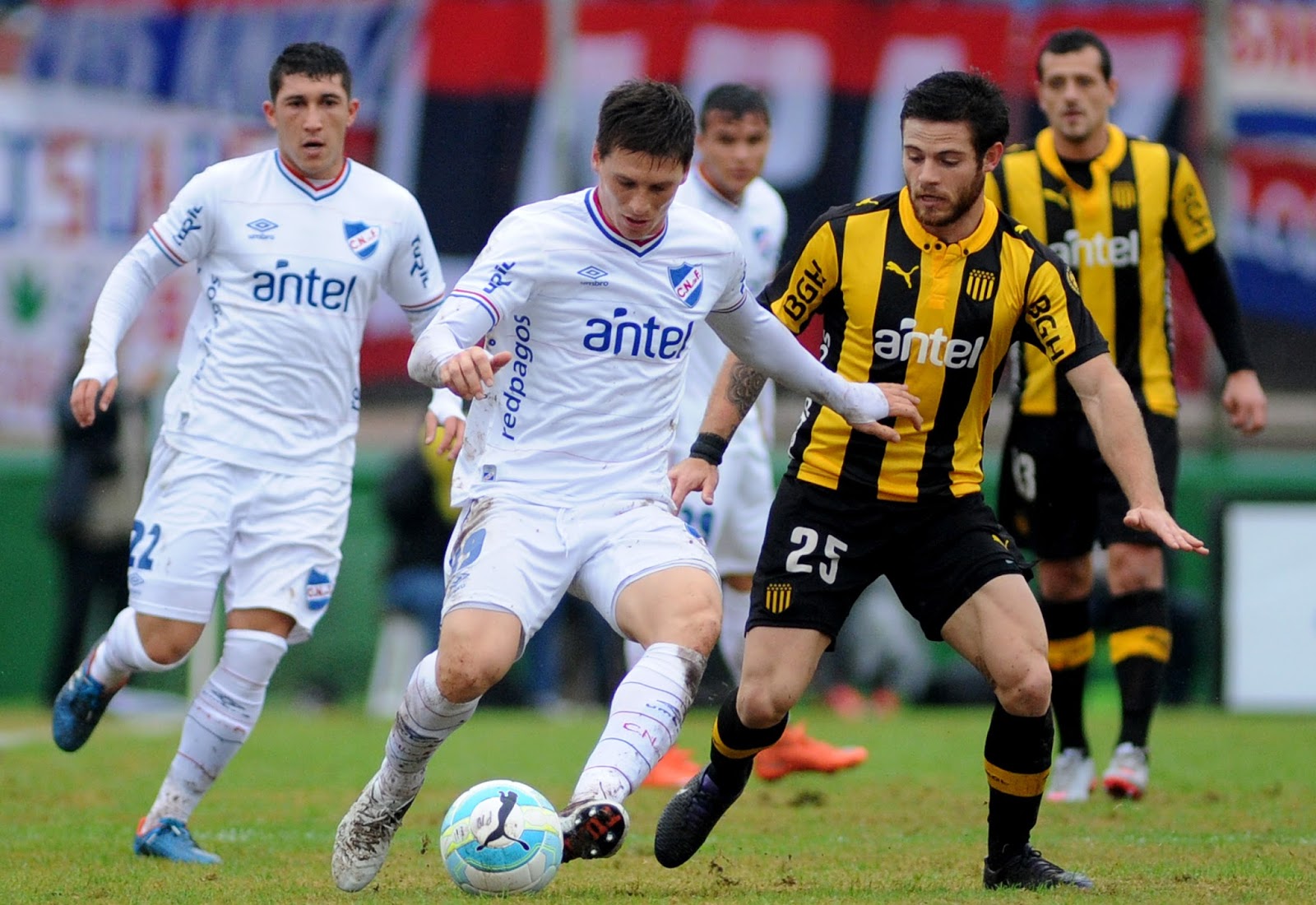 Peñarol vs Nacional en el Clásico del Fútbol Uruguayo Peñarol vs Nacional en el Clásico del Fútbol Uruguayo