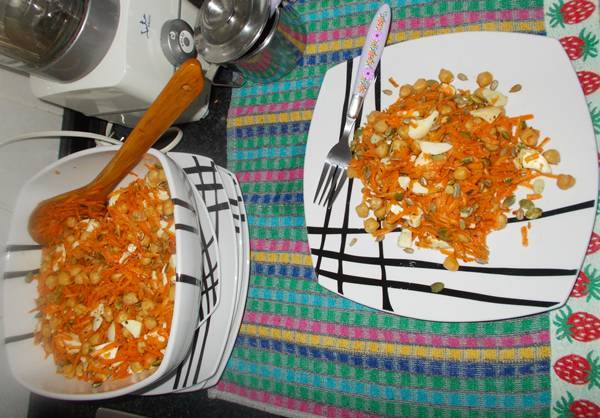 Salada completa de grão de bico com clara de ovo e cenoura Salada completa de grão de bico com clara de ovo e cenoura
