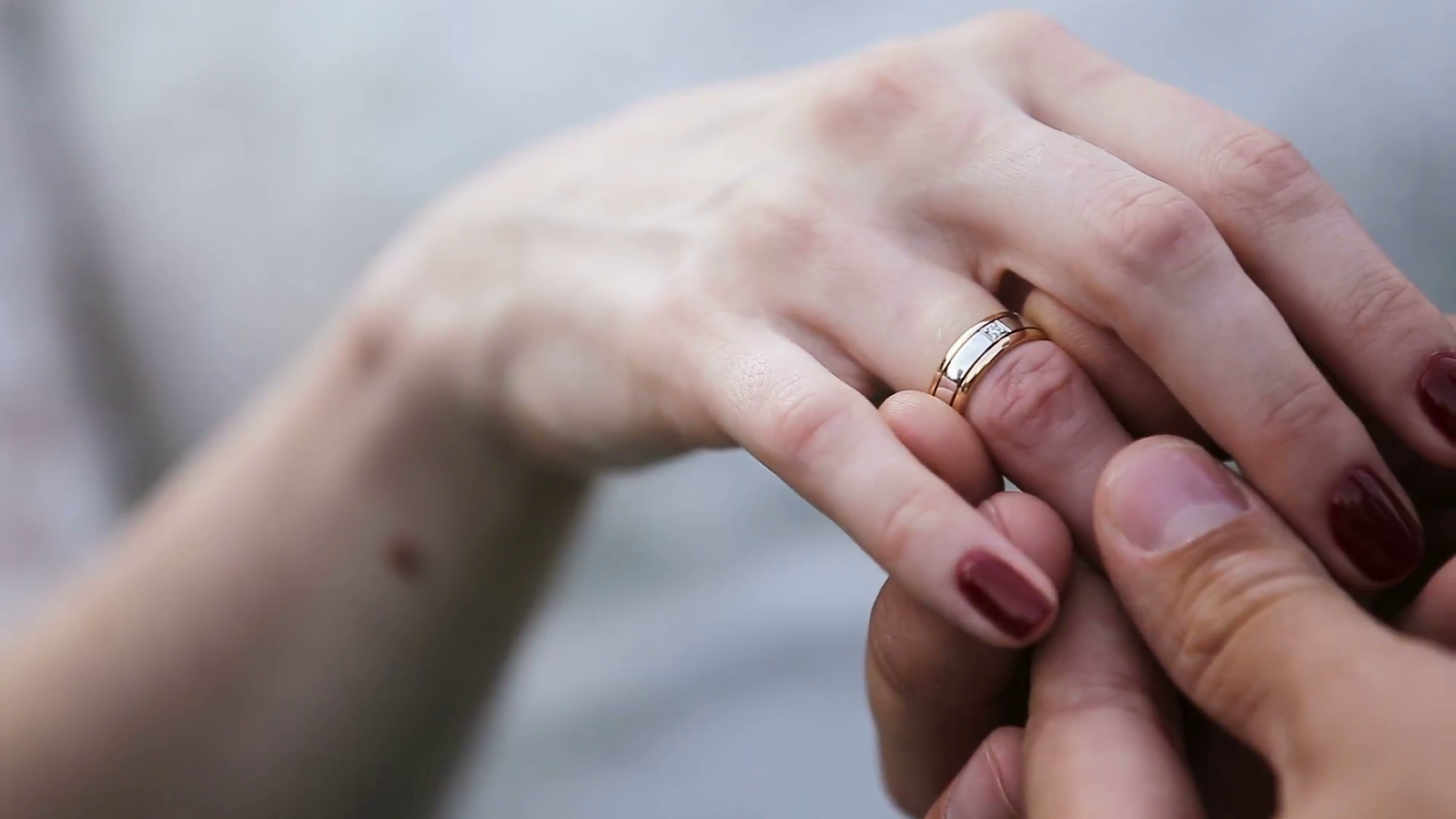 Его можно держать и заставлять вращаться пальцами. Обручальное кольцо на пальце. Арт обручальное кольцо на пальце. Кольцо поверх обручального. Свадебные кольца надевают на палец.
