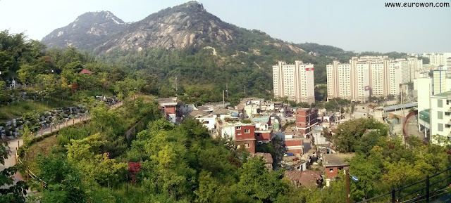 Vista de Inwangsan desde el monte Ansan
