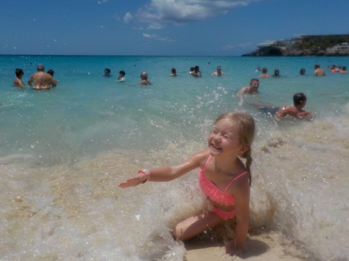 Legendaarinen Maho Beach eli lentokoneranta St. Maartenilla. Lasten kanssa Karibian risteilyllä.
