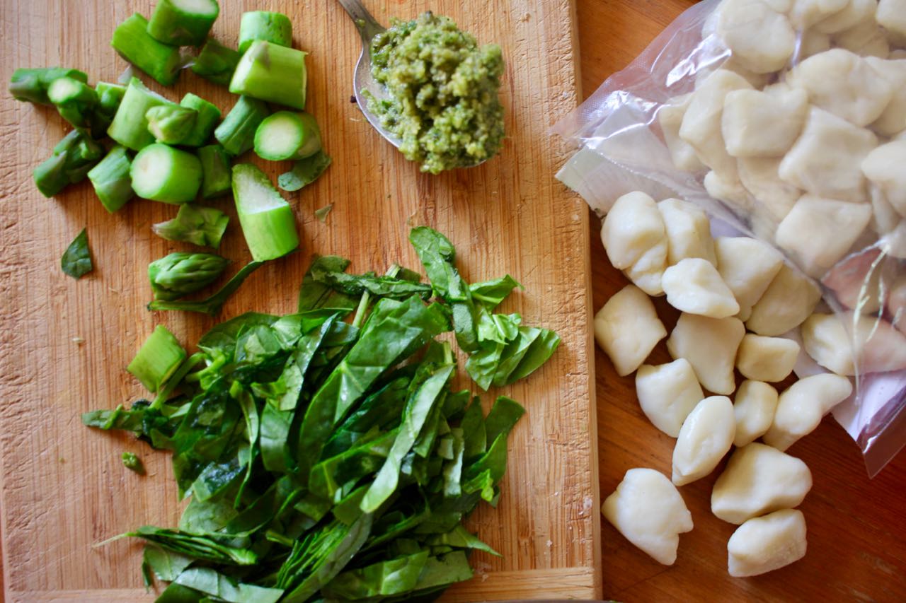 Green Gourmet Giraffe Gnocchi with pesto and asparagus