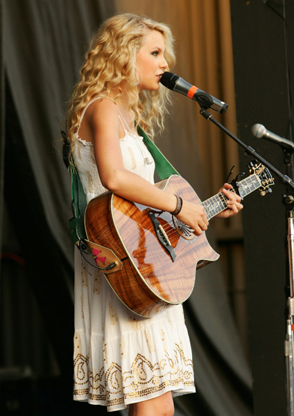 Red Carpet Dresses: Taylor Swift - Kansas City 2007