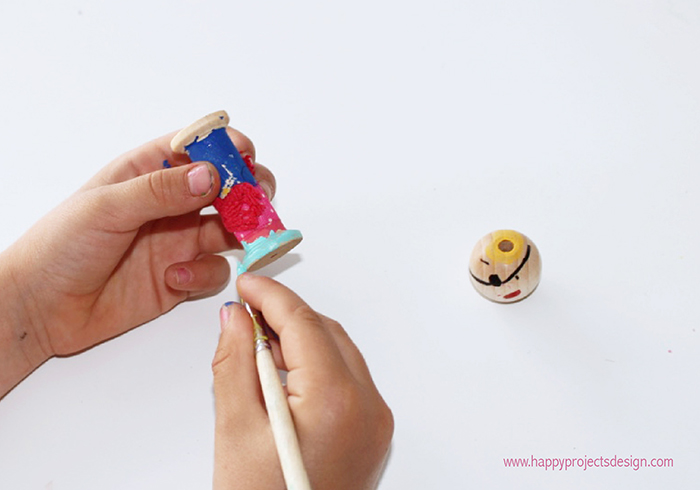 DIY muñecas con cuentas y carretes de madera