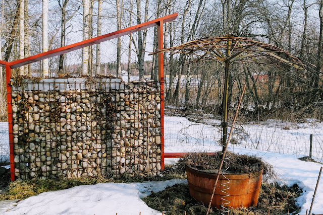 Tee se itse aita kivistä ja teräsverkosta DIY wall with stones