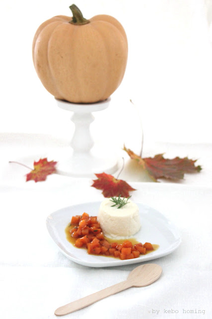 Ein herbstliches Dessert Rezept aus der Küche des Südtiroler Foodblogs kebo homing, eine Panna Cotta mit Kürbiskompott vom Muskatkürbis, ein herbstlicher Nachtisch für unser Sunday Lunch, Foodstyling und Fotos von kebo homing