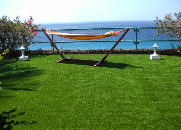 Artificial grass for a balcony, terrace or garden &#8211; great examples!