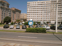 Foto de un reloj como centro de rotonda en A Coruña