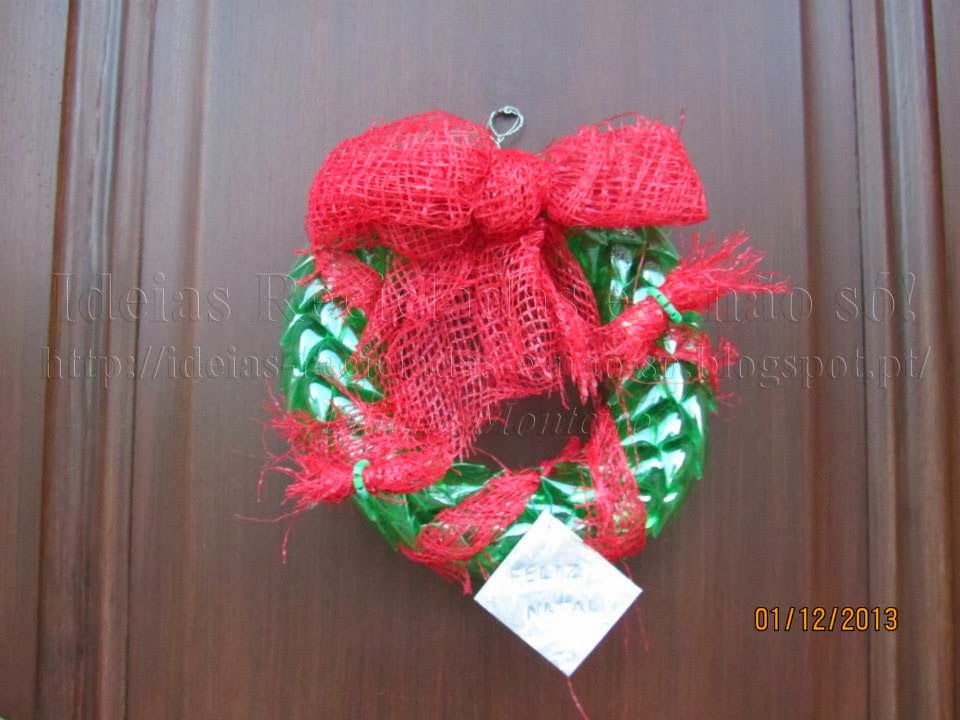 Coroa de Natal com material reciclado