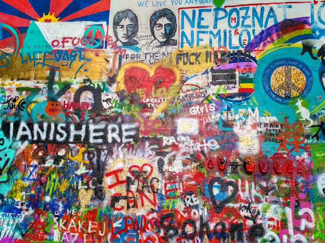 Яскраве графіті на стіні Леннона в Празі