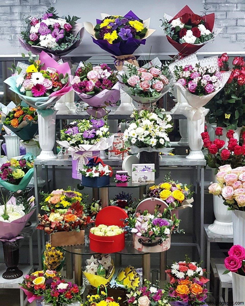 Цветочные магазины верхняя. Цветочный магазин. Цветочный салон. Ассортимент цветочного магазина. Цветы в цветочном магазине.