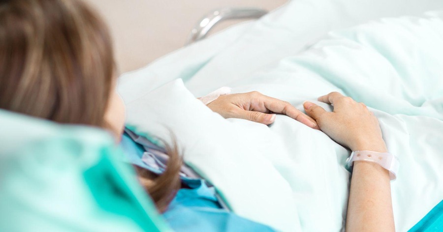 Τα πρώτα λόγια της μητέρας που μαχαιρώθηκε από την κόρη της Τα πρώτα λόγια της μητέρας που μαχαιρώθηκε από την κόρη της