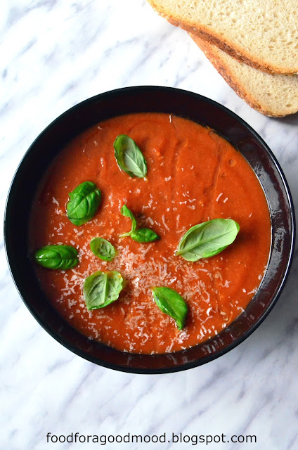 Ten przepis, jak większość kultowych z kuchni włoskiej, wywodzi się z biedy. Włoskie gospodynie do perfekcji opanowały sztukę wyczarowywania w kuchni czegoś z niczego i zużywania resztek jedzenia. W efekcie powstała pyszna, gęsta i solidnie rozgrzewająca zupa pomidorowa. Pappa al pomodoro, choć brzmi romantycznie, znaczy tyle co "papka pomidorowa". Robiona z dojrzewających w słońcu pomidorów i czerstwego chleba powala intensywnością i głębią smaku, a przy tym jest lekko słodko - ziołowo - czosnkowa.