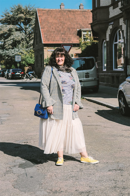 Karoblazer mit Tüllrock gelben Superga und Lulu Guinness Tasche auf 50+ Mode Blog