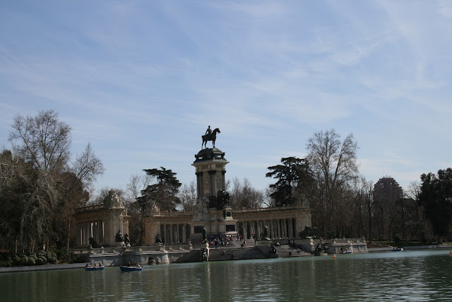 http://4.bp.blogspot.com/-0hFRYwCKetI/UJq1xq-BoBI/AAAAAAAAK7o/qxdbWGGIX0o/s1600/MADRID.EL+RETIRO.MONUMENTO+A+ALFONSO+XII.jpg