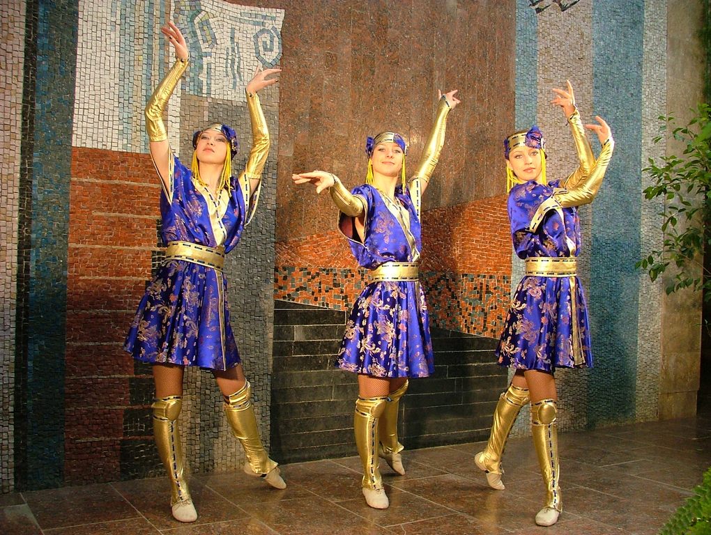 Английская музыка для танцев. Ледис степ шотландский танец. Прослушивание на танцы. Шотландские танцы кейли. Английская музыка для танцев.