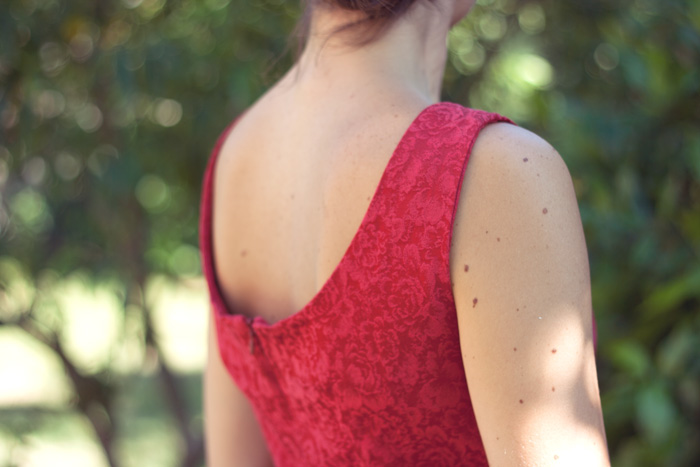 Invitada perfecta verano 2015. Detalle escote espalda vestido rojo. Vestido Indiana. La Böcöque. Ideal para evento verano, boda, fiesta, cena romántica