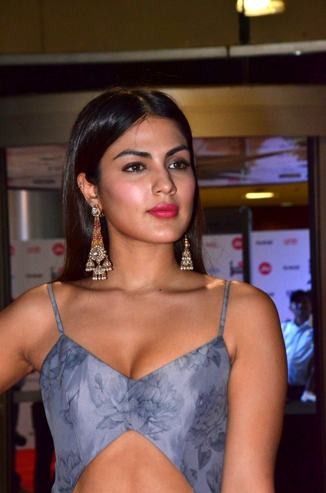 Rhea Chakraborty Looks Irresistibly Sexy At The Jio Filmfare South Awards 2017