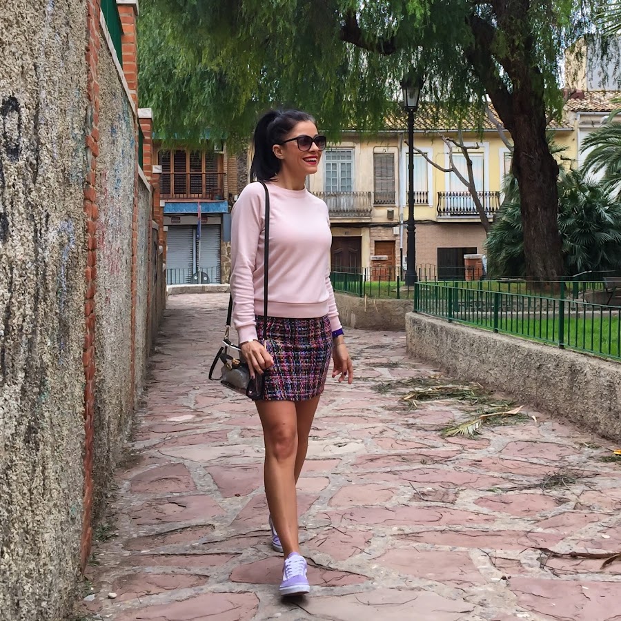 LADY OUTFIT Falda de TWEED, SUDADERA, bolso transparente y VANS Old Skool