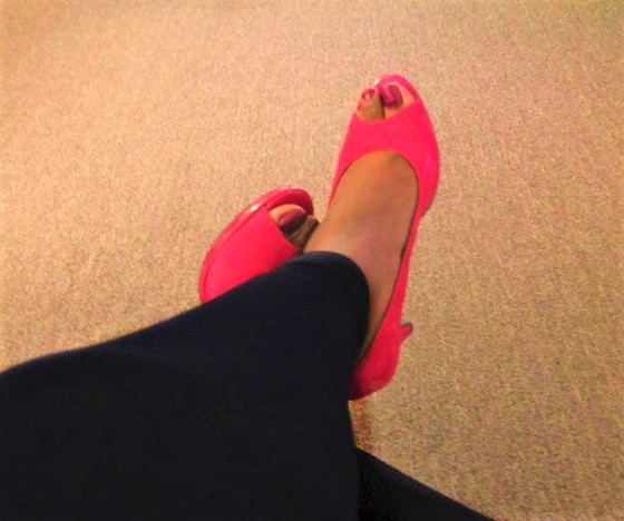 bandolino peep toe heels
