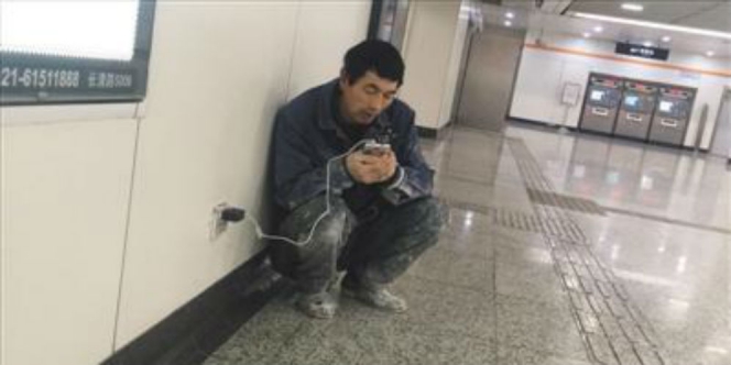 Viral! Buruh Kumal Tiap Malam Duduk di Stasiun, Ternyata... Viral! Buruh Kumal Tiap Malam Duduk di Stasiun, Ternyata...