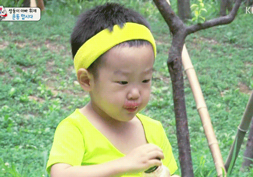 [슈퍼맨이돌아왔다] 형아가 아령들 때 뒤에서 딸기쥬스 홀짝홀짝 마시던 이서준 연두회원님.jpgif | 인스티즈