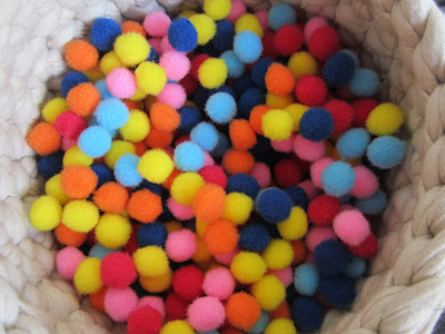 mis nancys, mis peques y yo, tutorial aplique camiseta con pompones, pompones colores