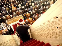 Minber merdivenlerinde cemaate hutbe okuyan imam