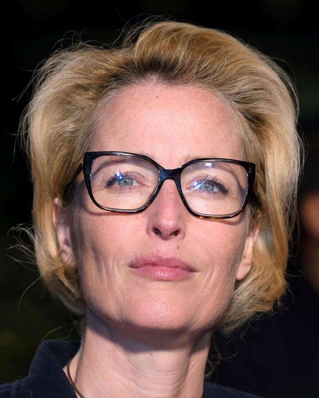 [Photo] Gillian Anderson at the UK premiere of “Marriage Story” in