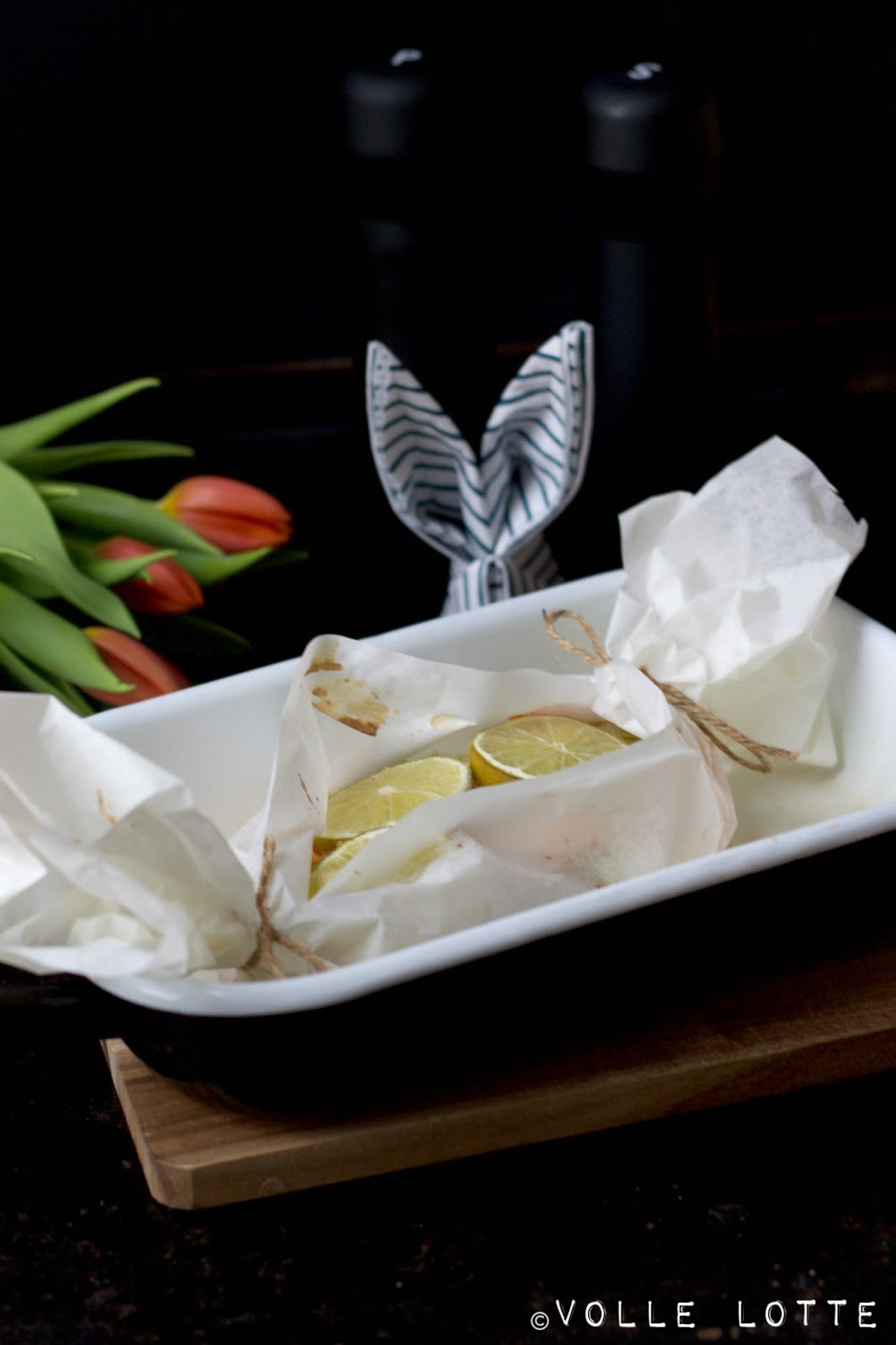 Ostern: Lachspäckchen auf Gemüsebeet mit Wildreis und Tomaten-Koriander ...