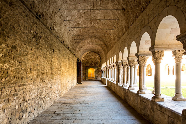 Claustro del Monasterio de Sant Cugat del Vallès :: Canon EOS5D MkIII | ISO400 | Canon 28mm | f/3.5 | 1/25s Claustro del Monasterio de Sant Cugat del Vallès :: Canon EOS5D MkIII | ISO400 | Canon 28mm | f/3.5 | 1/25s